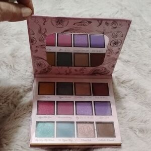 DISNEY PRINCESS $58 VALUE FOR ANY AGE EYESHADOW & MIRROR BOOK! RICH MULTI-COLORS